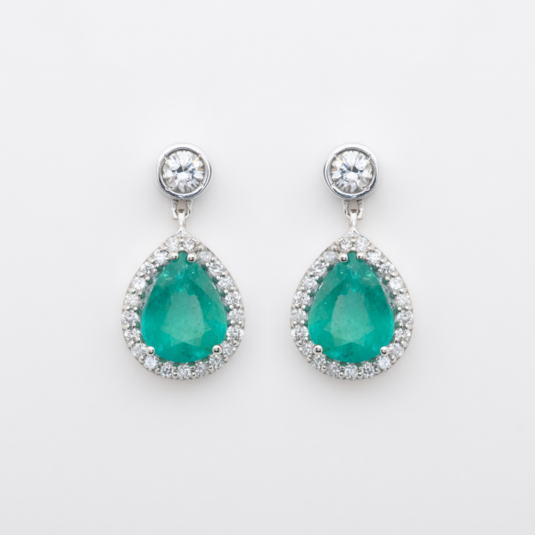 Pendientes en oro blanco con chat&oacute;n y roset&oacute;n de diamantes talla brillante y esmeralda talla perilla.