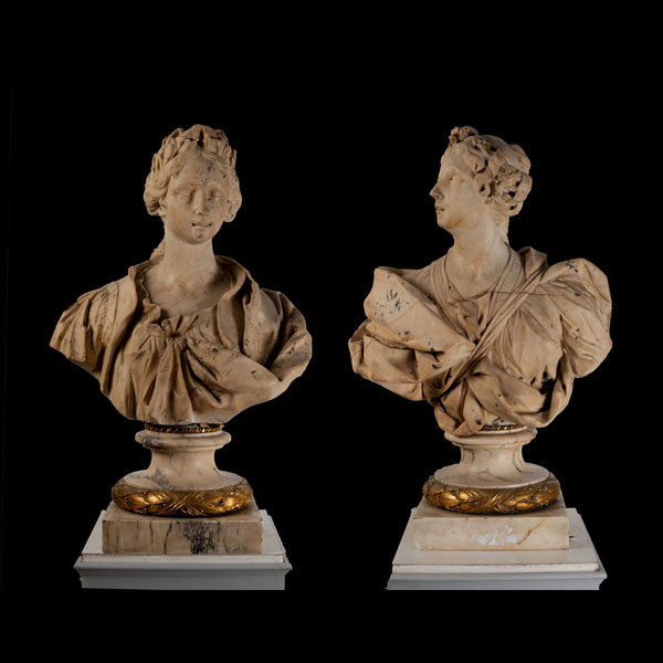 Excepcional pareja de bustos del siglo XVIII en mármol Diosa de la Victoria y Odalisca