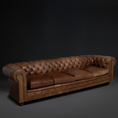 Sofá Chesterfield en cuero color marrón vintage con capitoné del siglo XX.