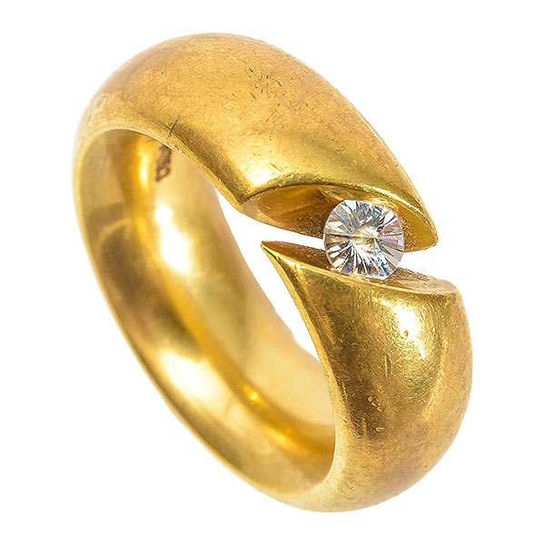 Sortija solitario en oro con diamante talla brillante 0,18 ct aprox. engastado en barras.