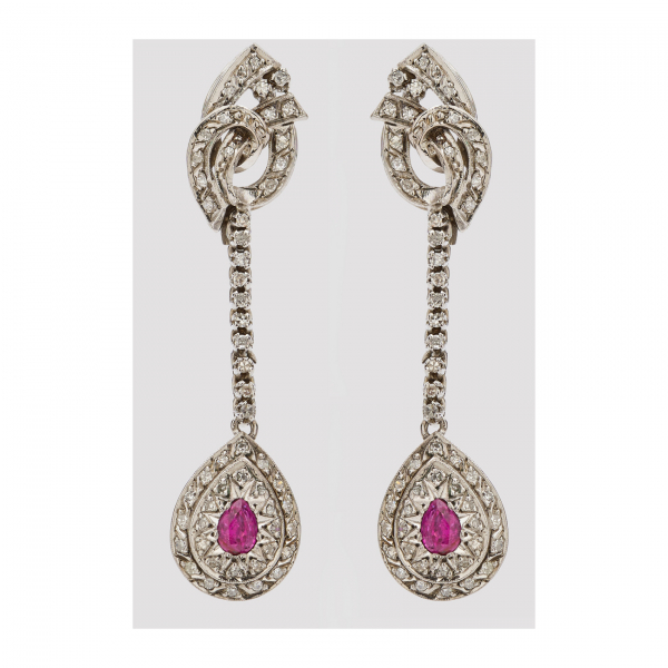 Pendientes largos en oro blanco 14K con cuerpo superior de bandas entrelazas, barrita y lágrima de diamantes talla 8/8 con centro de rubí talla perilla.