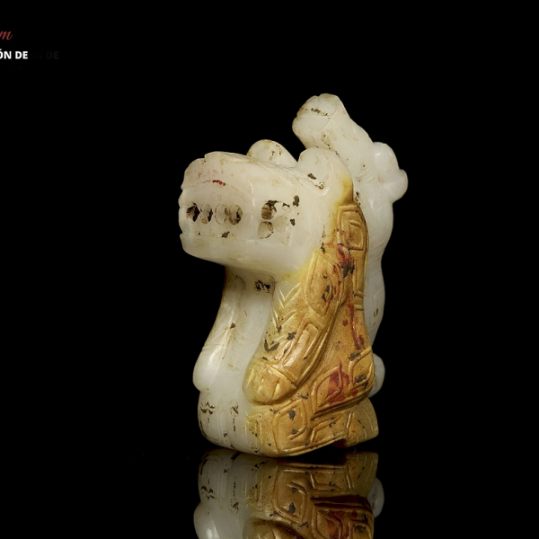 Figura de jade "Bestia con Drag&oacute;n", dinast&iacute;a Shang.