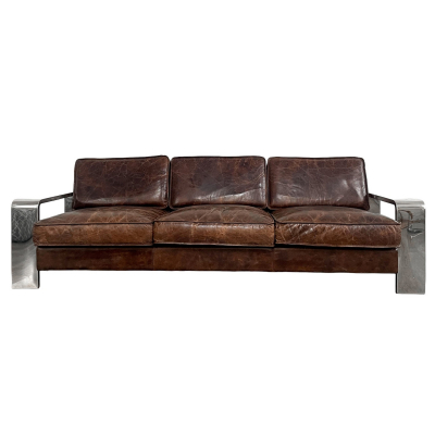 Timothy Oulton (Manchester, Inglaterra, 1967) para HD Buttercup. Espectacular sof&aacute; de tres plazas en cuero de tonalidad marr&oacute;n con estructura y brazos en metal cromado 