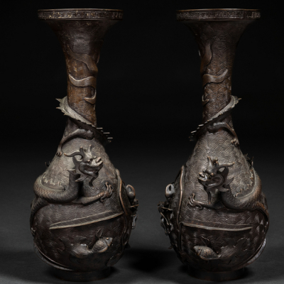 Pareja de jarrones japoneses en bronce. Trabajo Japonés siglo XIX