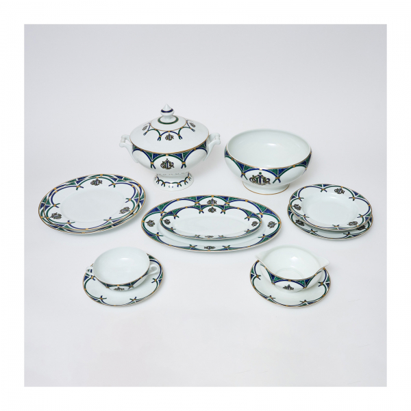 Christian Dior (París, Francia, 1947) para Limoges. Vajilla modelo «Arcadior» en porcelana francesa esmaltada de motivos geométricos y fileteados al oro fino, c.1990. 68 piezas.