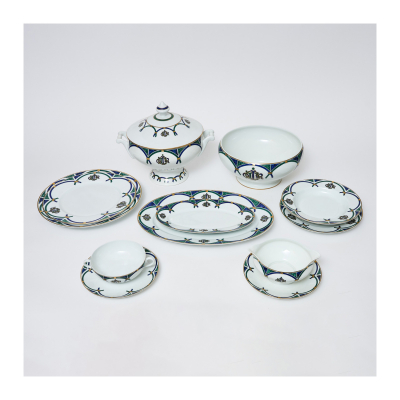 Christian Dior (París, Francia, 1947) para Limoges. Vajilla modelo «Arcadior» en porcelana francesa esmaltada de motivos geométricos y fileteados al oro fino, c.1990. 68 piezas.