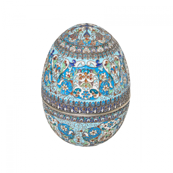 Atribuido a Pavel Ovchinnikov (Otradnoe, Rusia, 1830-Moscú, Rusia, 1888).  Huevo en plata sobredorada con decoraciones esmaltadas, ppios. del s.XX. 