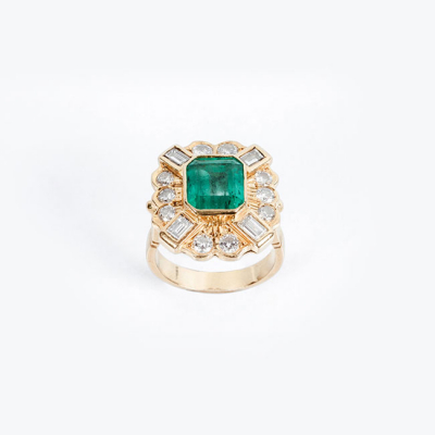 Sortija en oro amarillo 18K con esmeralda natural y diamantes 
