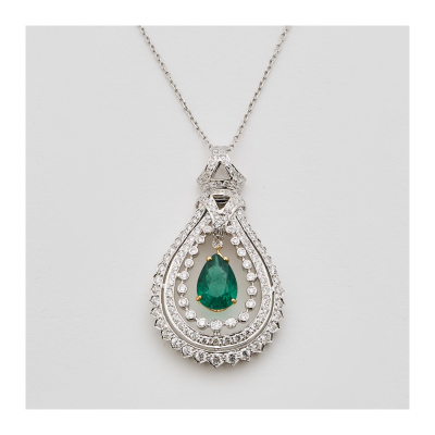 Colgante diseño lágrima calada en oro bicolor con esmeralda de Zambia talla perilla y bandas de diamantes talla brillante