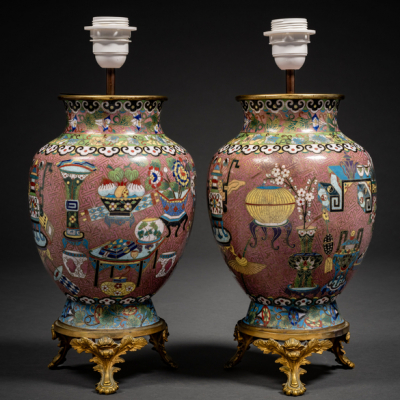 Pareja de jarrones en esmalte cloisoné adaptados como lámparas con montura en bronce dorado de finales del siglo XIX
