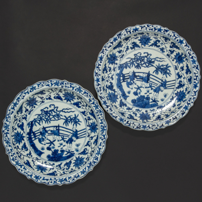 Pareja de platos en porcelana china azul y blanca. Trabajo Chino, Siglo XX