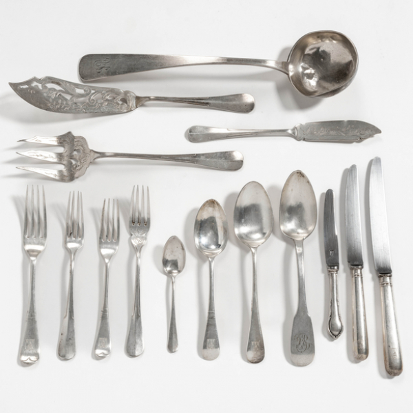 Cubertería incompleta en plata francesa y plata española punzonada del siglo XX.