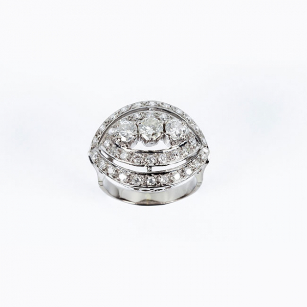 Sortija vintage en oro blanco 18 K, con tres limpios y blancos diamantes naturales centrales, talla brillante, 