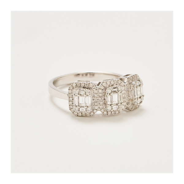 Sortija en oro blanco con tres rosetones octogonales de diamantes tallas brillante y baguette. 