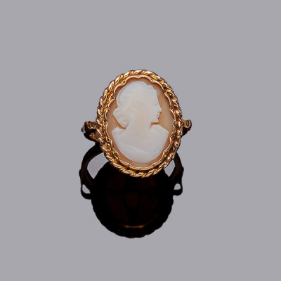 Sortija vintage en oro amarillo con camafeo oval , tallado con relieve de dama romántica, y orla en cordoncillo.