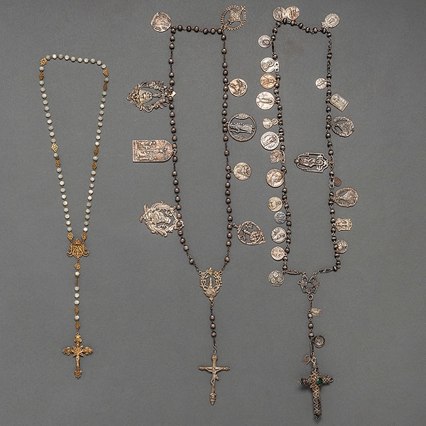 Conjunto de tres relicarios realizados en plata y nácar. Siglo XX