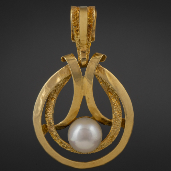Colgante en oro amarillo de 18kt con perla cultivada.