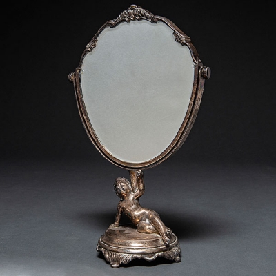 Espejo de tocador basculante realizado en plata española punzonada. Siglo XX