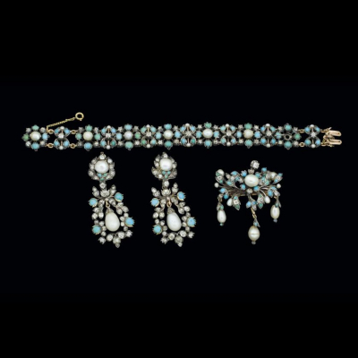 Juego de pulsera, broche y pendientes de oro amarillo con turquesas y diamantes (falta una perla).