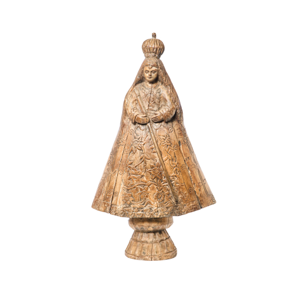 Escuela indo-portuguesa, s.XVII. Virgen de la Candelaria. Escultura en madera tallada con decoración de motivos florales en relieve.