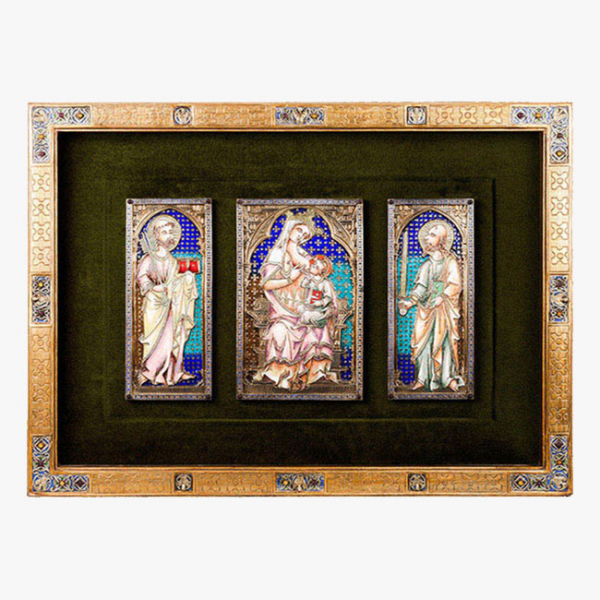 Tríptico neo-gótico de gran formato, enmarcado, con imágenes de la Virgen con el niño flanqueada de San Juan Evangelista y San Pedro, con una bella decoración de relieves esmaltados.