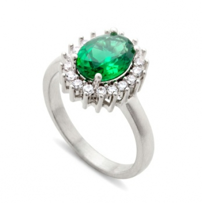 Sortija en plata con esmeralda central y orla de zafiros blancos.