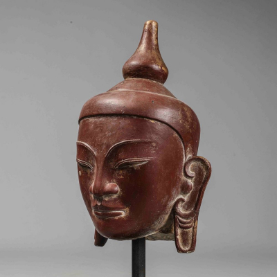 Cabeza de Buddha, Escuela Birmana de Pagan, Siglo XVI. Piedra arenisca beige lacada en tonos ocres rojizos.