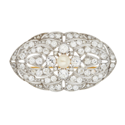 Broche en platino con calado de diamantes tallas brillante antigua y rosa y perla cultivada botón de 8,5 mm, c.1950.
