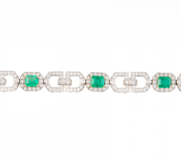 Brazalete estilo Art-Decó de brillantes y esmeraldas, con cinco centros de esmeraldas talla esmeralda.   En oro blanco de 18 K.