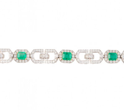 Brazalete estilo Art-Decó de brillantes y esmeraldas, con cinco centros de esmeraldas talla esmeralda.   En oro blanco de 18 K.