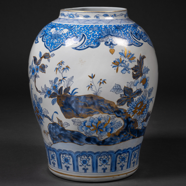 Gran jarrón en porcelana color azul y blanca con decoración vegetal y de mariposas del siglo XX