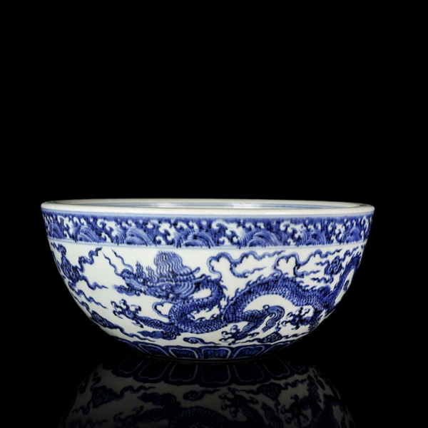 Cuenco de porcelana esmaltada azul y blanco "Dragones", con marca Xuande. 