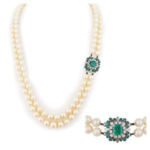 Collar de dos hilos de perlas cultivadas en degradé de 9,5-7 mm. con cierre en oro blanco, esmeraldas tallas octogonal y redonda y diamantes tallas brillante y baguette.