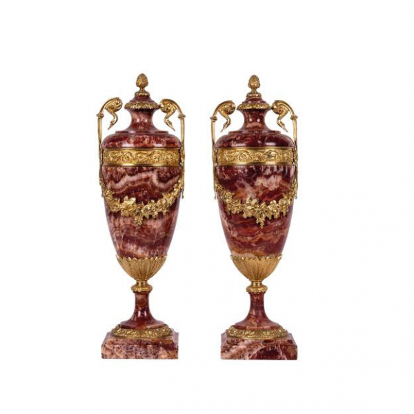Pareja de copas o cassolettes de estilo neocl&aacute;sico realizadas en m&aacute;rmol u &oacute;nix rojo tallado y pulido Pps. S. XX.