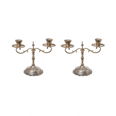 Pareja de candelabros de dos luces en plata mexicana punzonada con ligera decoración vegetal, s.XX.