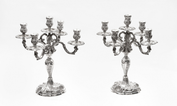 Pareja de candelabros de 5 brazos en plata con decoración vegetal, flores y rocallas. Estilo Luis XV. 