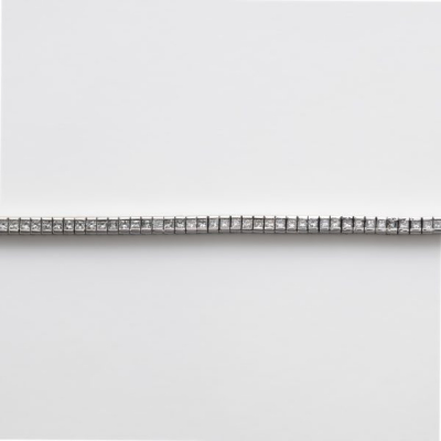 Pulsera rivi&egrave;re en oro blanco con fila de diamantes talla princesa  