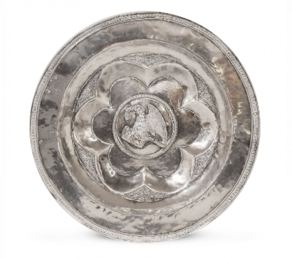 Plato gótico de plata en su color. Marcado en el reverso "BAR". Barcelona, finales del S. XV - principios del S. XVI. 