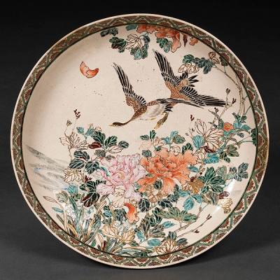 Gran plato en porcelana Japonesa Satsuma. Trabajo Japonés, Siglo XIX 