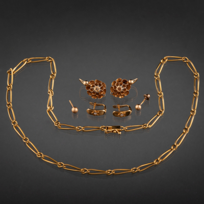 Cadena de eslabones y pendientes en oro amarillo de 18kt.