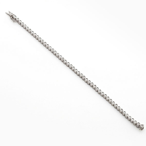 Pulsera riviere en oro blanco con diamantes talla brillante con un peso total de 1 cts. aprox.