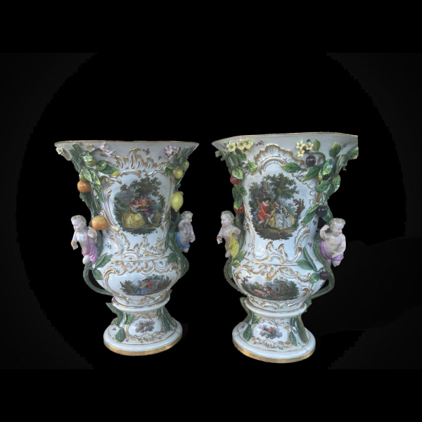 Importante pareja de jarrones de porcelana alemana de Meissen del siglo XIX.
