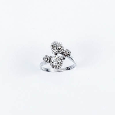 Sortija &#039;tu y yo&#039; vintage, en montura de oro blanco, con dos blancos diamantes talla antigua