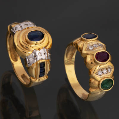 Conjunto de dos anillos en oro amarillo y oro blanco de 18kt con zafiros, rubíes y esmeraldas.