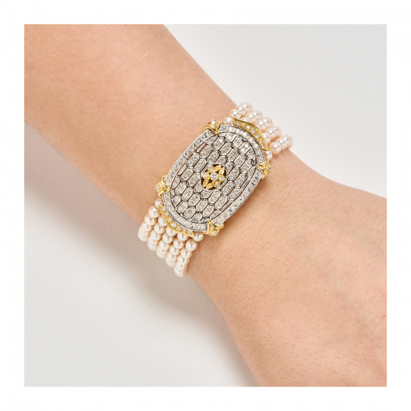 Pulsera de cinco tiras de perlas cultivadas de 4 mm. con cierre diseño oval en oro bicolor y diamantes talla brillante, 