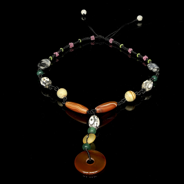 Hermoso collar de cuentas y "Dzi" de ágata y vidrio, dinastía Qing. 