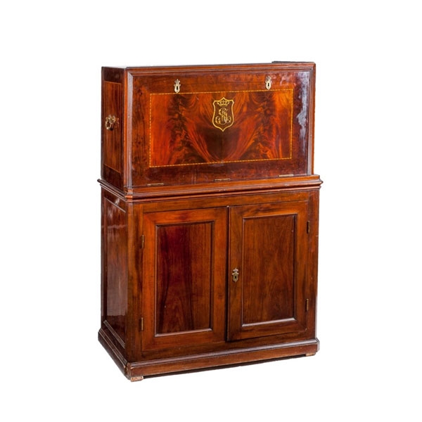 Mueble de caoba con las iniciales de Don Juan de Borbón 