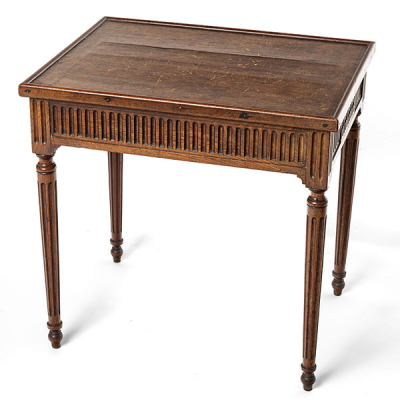 Mesa de juego francesa estilo Luís XVI en madera de nogal del siglo XIX.