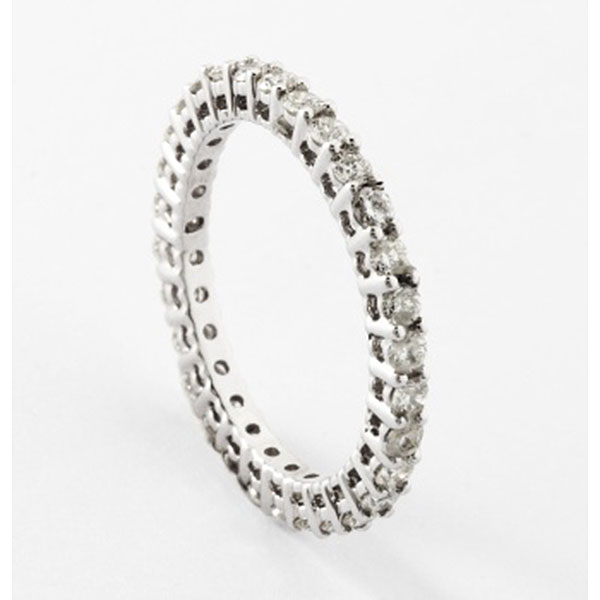 Alianza en oro blanco con diamantes talla brillante con un peso total de 1 cts. aprox.