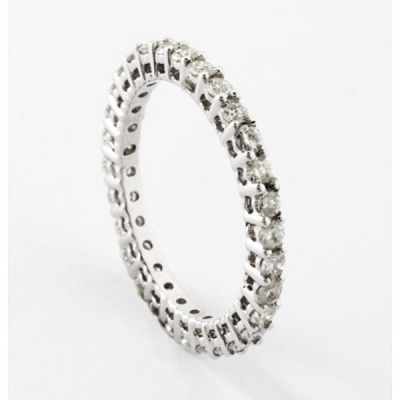 Alianza en oro blanco con diamantes talla brillante con un peso total de 1 cts. aprox.